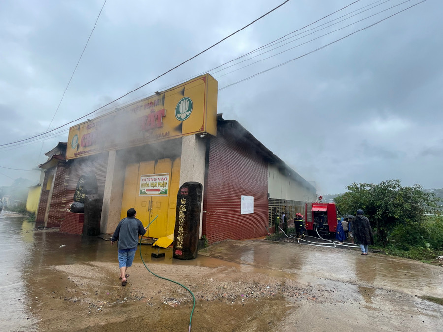 Khói đen bốc lên nghi ngút tại Chùa Vạn Phật. Ảnh: Văn Ngọc