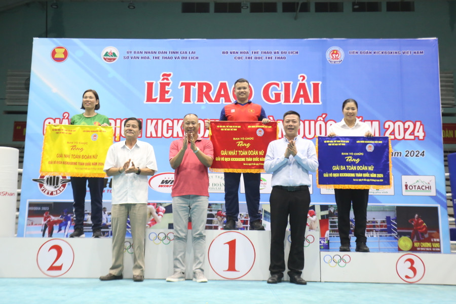 Ban tổ chức trao giải toàn đoàn nữ cho các đơn vị xuất sắc. Ảnh: Văn Ngọc Ban tổ chức trao giải toàn đoàn nữ cho các đơn vị xuất sắc. Ảnh: Văn Ngọc