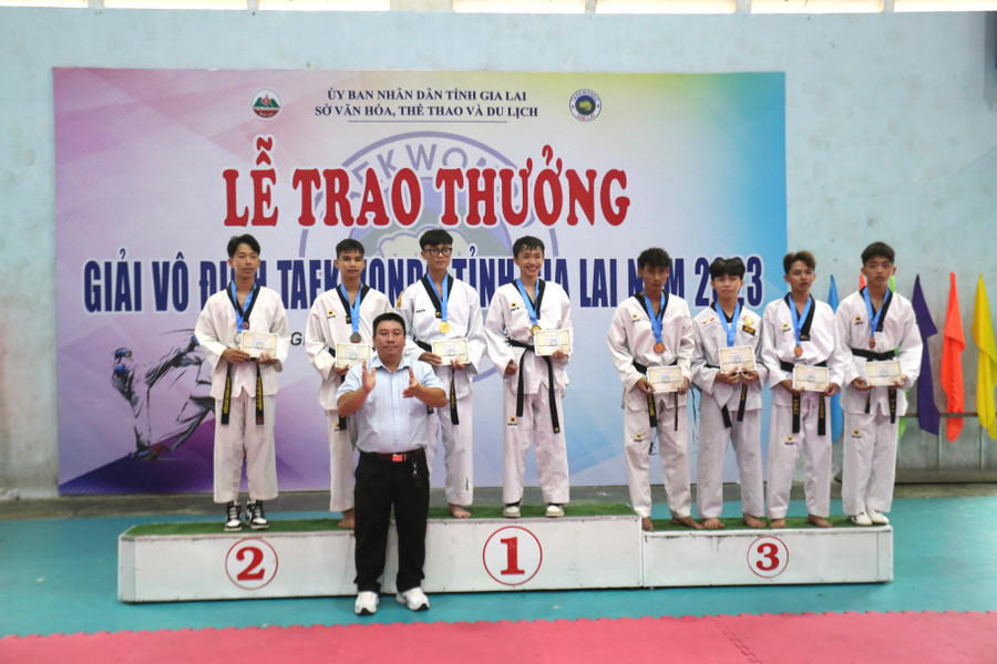 Ban tổ chức đã trao 24 bộ huy chương cho các VĐV xuất sắc. Ảnh: Văn Ngọc