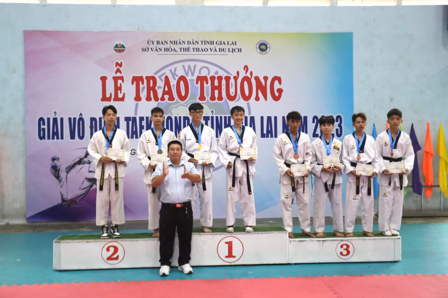 Ban tổ chức đã trao 24 bộ huy chương cho các VĐV xuất sắc. Ảnh: Văn Ngọc