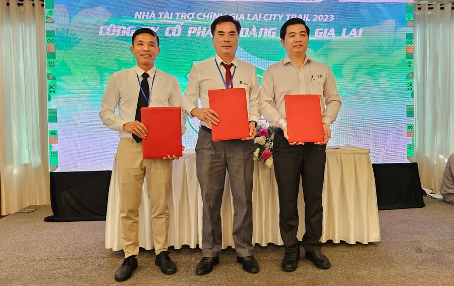 Ban tổ chức ký kết hợp đồng nhà tài trợ chính với đại diện Công ty cổ phần Hoàng Anh Gia Lai (bìa phải). Ảnh: Văn Ngọc Ban tổ chức ký kết hợp đồng nhà tài trợ chính với đại diện Công ty cổ phần Hoàng Anh Gia Lai (bìa phải). Ảnh: Văn Ngọc