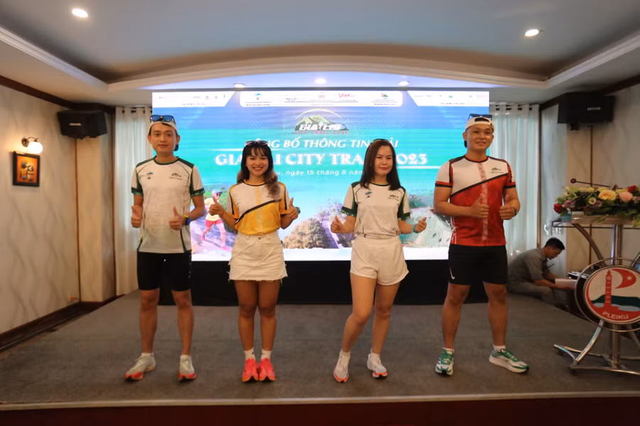 Ban tổ chức công bố mẫu áo chính thức của 4 cự ly tại giải đấu. Ảnh: Văn Ngọc