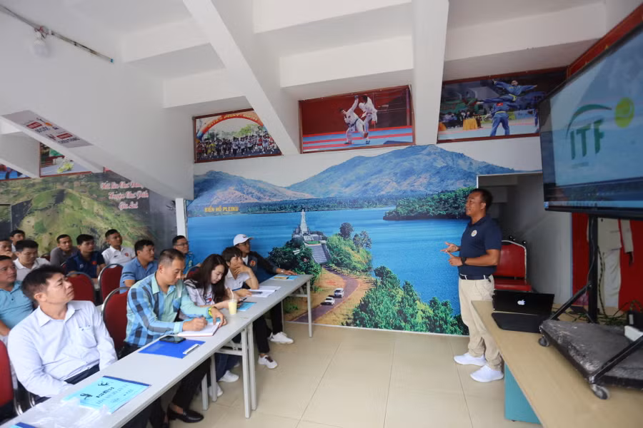 Các học viên sẽ được tiếp cận chuyên sâu với luật môn Quần vợt và các phương pháp tổ chức thi đấu. Ảnh: Văn Ngọc