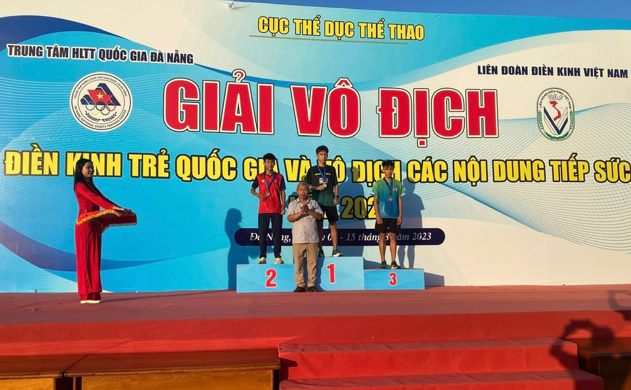 VĐV Nguyễn Thành Đạt trên bục nhận huy chương vàng ở nội dung chạy cự ly 5.000 m Ảnh: Thanh Duy