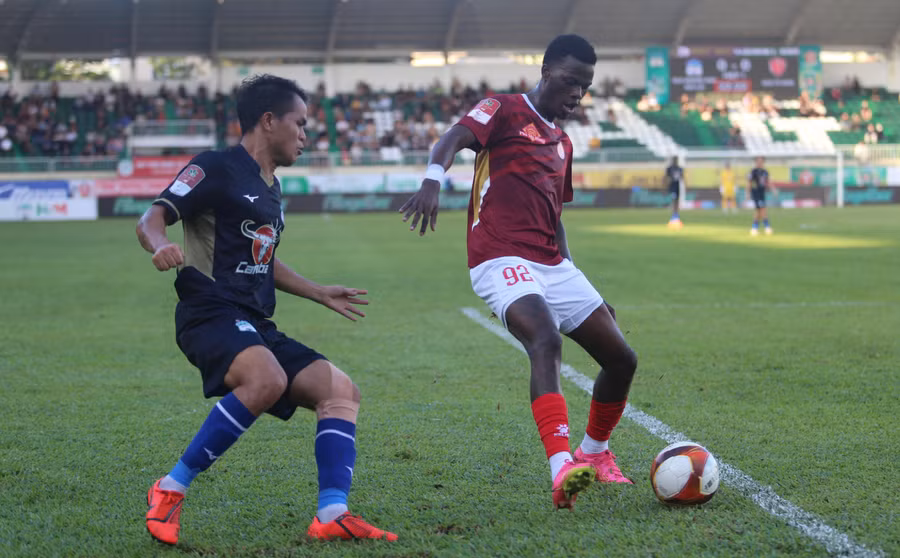 TP. Hồ Chí Minh (phải) đã có 3 điểm quý giá cho cuộc đua trụ hạng. Ảnh: Văn Ngọc TP. Hồ Chí Minh (phải) đã có 3 điểm quý giá cho cuộc đua trụ hạng. Ảnh: Văn Ngọc