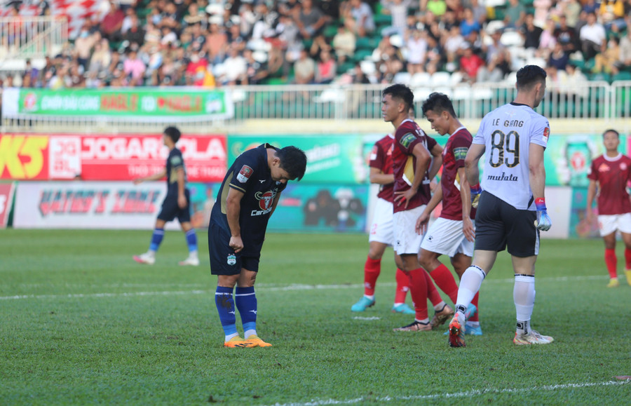 Minh Vương tỏ ra rất thất vọng sau khi bỏ lỡ cơ hội mười mươi. Ảnh: Văn Ngọc