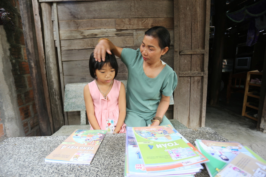 Không có sự chăm sóc của cha mẹ, Ngọc Quỳnh hiện ở với bà ngoại. Ảnh: Văn Ngọc Không có sự chăm sóc của cha mẹ, Ngọc Quỳnh hiện ở với bà ngoại. Ảnh: Văn Ngọc