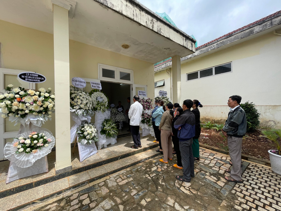 Người hâm mộ đội bóng HAGL cầu nguyện cho tiền đạo xấu số. Ảnh: Văn Ngọc