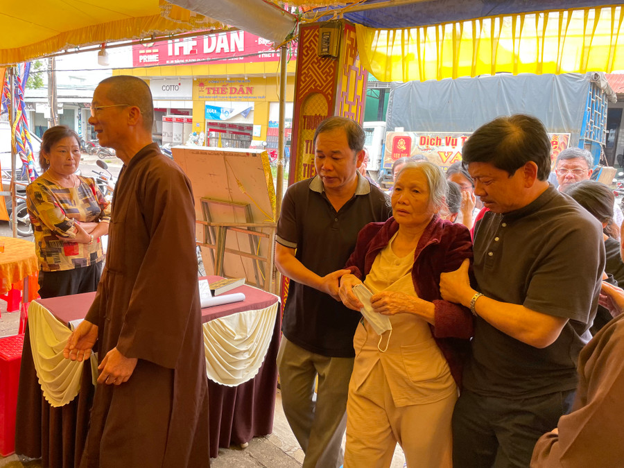 Bà Phan Thị Diện (thứ 2 từ phải sang) bủn rủn tay chân khi thấy linh cữu cậu con trai. Ảnh: Văn Ngọc Bà Phan Thị Diện (thứ 2 từ phải sang) bủn rủn tay chân khi thấy linh cữu cậu con trai. Ảnh: Văn Ngọc