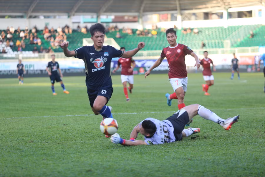 HAGL chơi tương đối bế tắc trong mặt trận tấn công. Ảnh: Văn Ngọc HAGL chơi tương đối bế tắc trong mặt trận tấn công. Ảnh: Văn Ngọc