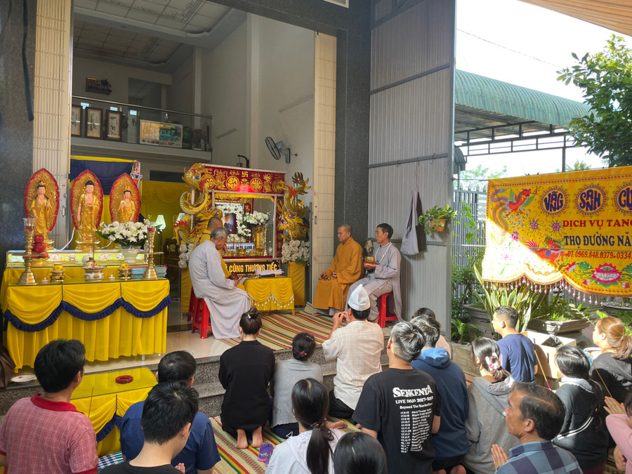 Đông đảo người thân và bạn bè đến viếng bác sĩ Đào Trọng Trí. Ảnh: Nguyễn Thơm Đông đảo người thân và bạn bè đến viếng bác sĩ Đào Trọng Trí. Ảnh: Nguyễn Thơm