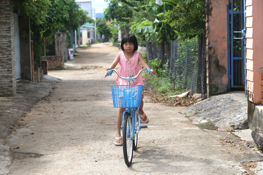 Ngọc Quỳnh tung tăng với chiếc xe đạp được Đội Cảnh sát Giao thông-Trật tự Công an thị xã Ayun Pa trao tặng. Ảnh: Văn Ngọc Ngọc Quỳnh tung tăng với chiếc xe đạp được Đội Cảnh sát Giao thông-Trật tự Công an thị xã Ayun Pa trao tặng. Ảnh: Văn Ngọc