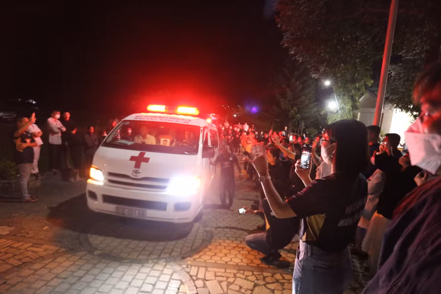 Cổ động viên Phố núi nghẹn ngào vẫy tay tiễn biệt Paollo. Ảnh: Văn Ngọc