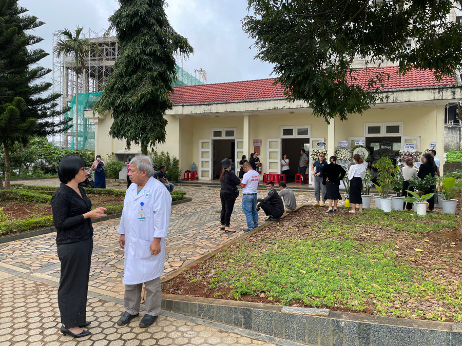 Phó Chủ tịch UBND tỉnh Nguyễn Thị Thanh Lịch (bìa trái) trao đổi với bác sĩ Măng Đung-Giám đốc Bệnh viện Đại học Y dược-HAGL. Ảnh: Văn Ngọc