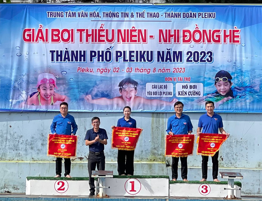 Ban tổ chức trao giải cho các đơn vị đạt giải toàn đoàn. Ảnh: Văn Ngọc