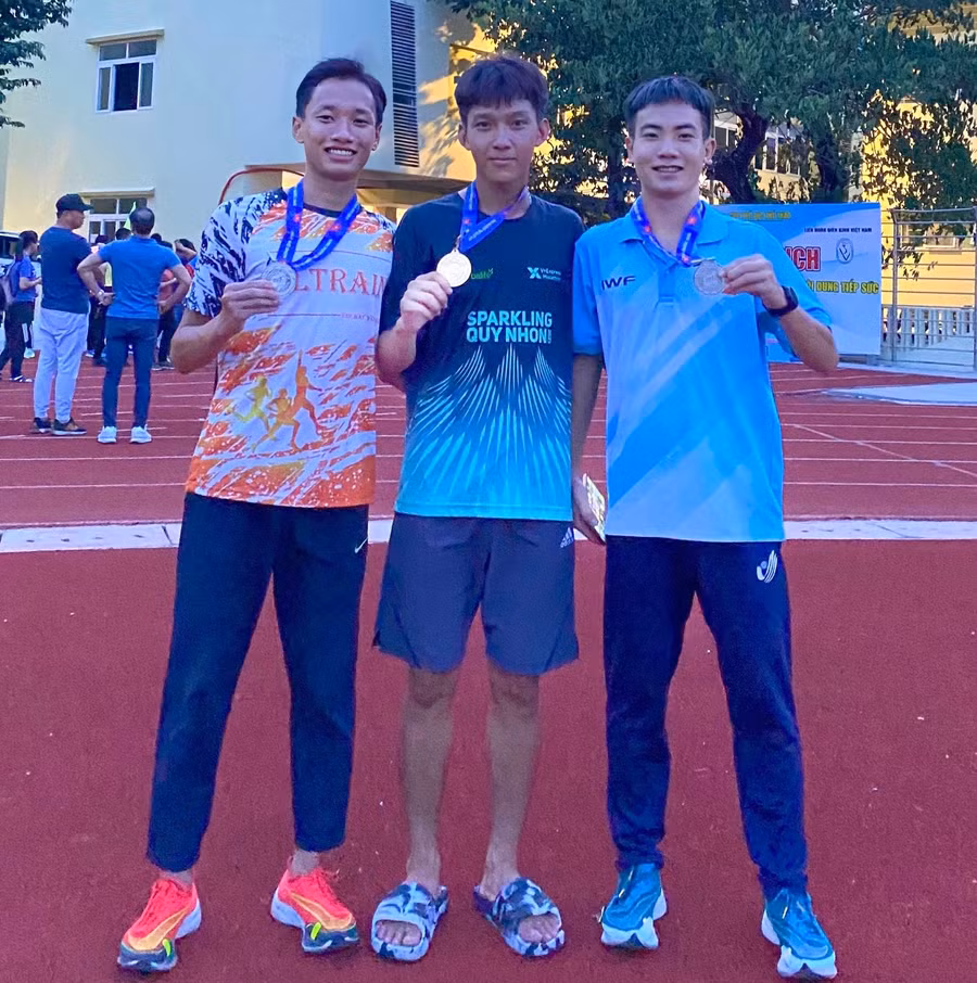 3 VĐV Gia Lai gồm Hoài Bảo, Thành Đạt, Quang Thắng (từ trái qua) đã giành huy chương ở giải đấu năm nay. Ảnh: Thanh Duy 3 VĐV Gia Lai gồm Hoài Bảo, Thành Đạt, Quang Thắng (từ trái qua) đã giành huy chương ở giải đấu năm nay. Ảnh: Thanh Duy