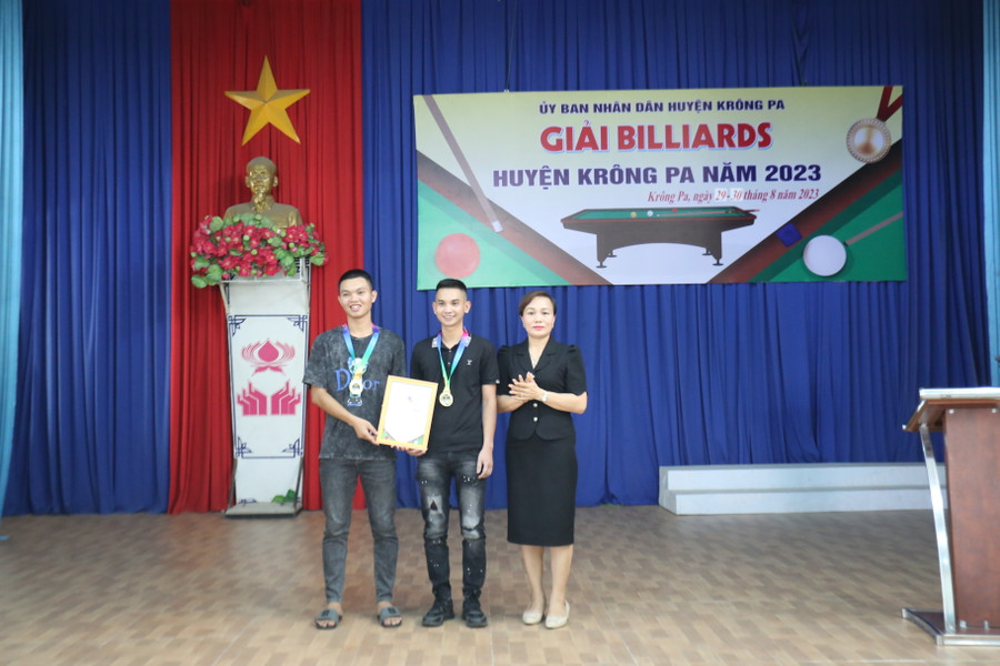 Ban tổ chức đã trao 9 bộ huy chương cho các VĐV xuất sắc. Ảnh: Văn Ngọc