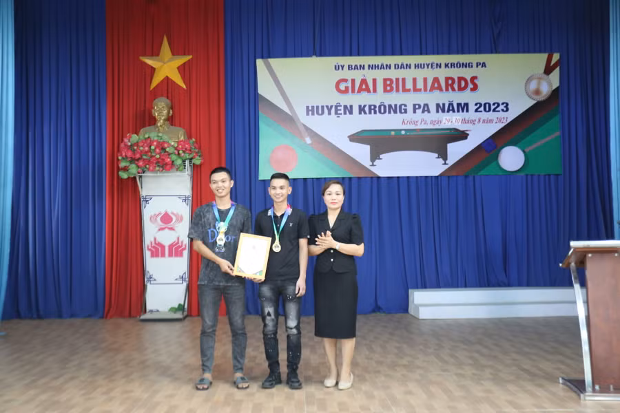 Ban tổ chức đã trao 9 bộ huy chương cho các VĐV xuất sắc. Ảnh: Văn Ngọc