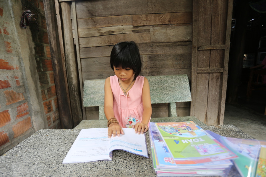 Dù mang căn bệnh ung thư, thường xuyên bị cơn đau dày vò, Ngọc Quỳnh vẫn học rất giỏi. Ảnh: Văn Ngọc Dù mang căn bệnh ung thư, thường xuyên bị cơn đau dày vò, Ngọc Quỳnh vẫn học rất giỏi. Ảnh: Văn Ngọc