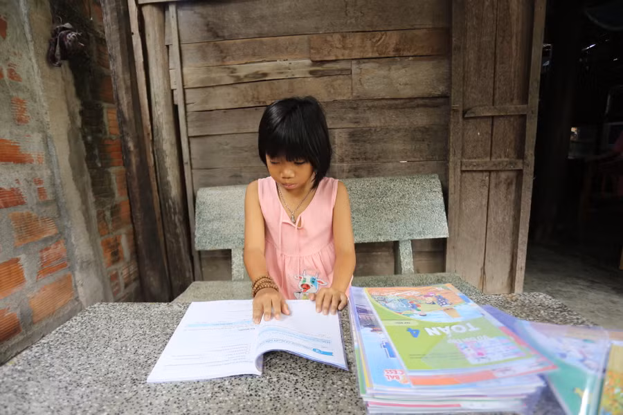 Dù mang căn bệnh ung thư, thường xuyên bị cơn đau dày vò, Ngọc Quỳnh vẫn học rất giỏi. Ảnh: Văn Ngọc