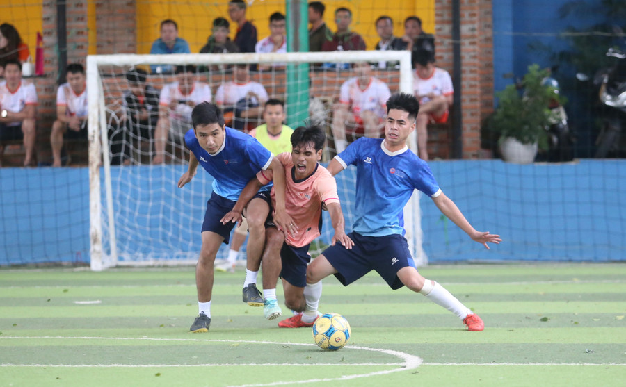 Các đội bóng thi đấu với thể thức sân bóng mini 5 người. Ảnh: Văn Ngọc Các đội bóng thi đấu với thể thức sân bóng mini 5 người. Ảnh: Văn Ngọc