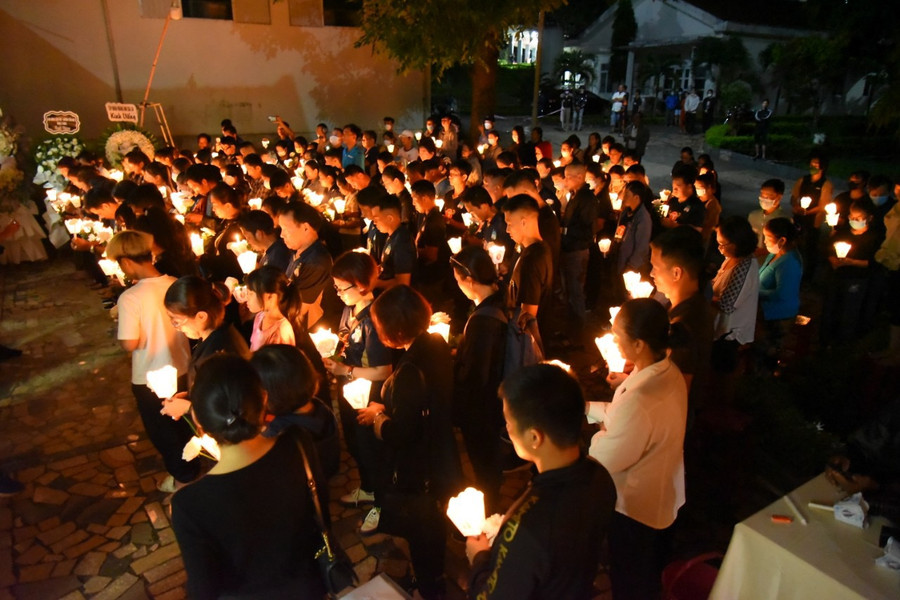 Người hâm mộ đã thắp nến cầu nguyện cho chàng tiền đạo xấu số. Ảnh: Văn Ngọc