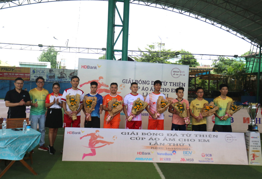 8 Ngân hàng có chi nhánh tại Gia Lai tham gia giải đấu gây quỹ lần này. Ảnh: Văn Ngọc 8 Ngân hàng có chi nhánh tại Gia Lai tham gia giải đấu gây quỹ lần này. Ảnh: Văn Ngọc