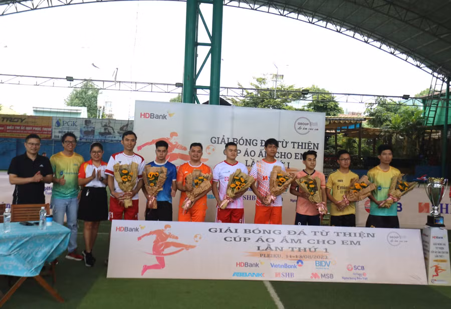 8 Ngân hàng có chi nhánh tại Gia Lai tham gia giải đấu gây quỹ lần này. Ảnh: Văn Ngọc