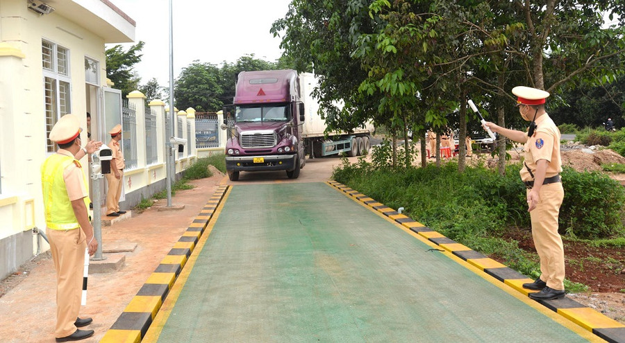 Đội Cảnh sát Giao thông đường bộ số 1, Phòng Cảnh sát Giao thông Công an tỉnh kiểm tra tải trọng xe container. Ảnh: Lê Anh Đội Cảnh sát Giao thông đường bộ số 1, Phòng Cảnh sát Giao thông Công an tỉnh kiểm tra tải trọng xe container. Ảnh: Lê Anh