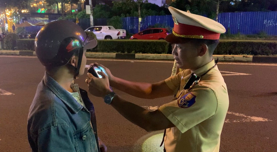 Công an TP.Pleiku kiểm tra nồng độ cồn đối với người điều khiển phương tiện tham gia giao thông. Ảnh: Lê Anh Công an TP.Pleiku kiểm tra nồng độ cồn đối với người điều khiển phương tiện tham gia giao thông. Ảnh: Lê Anh