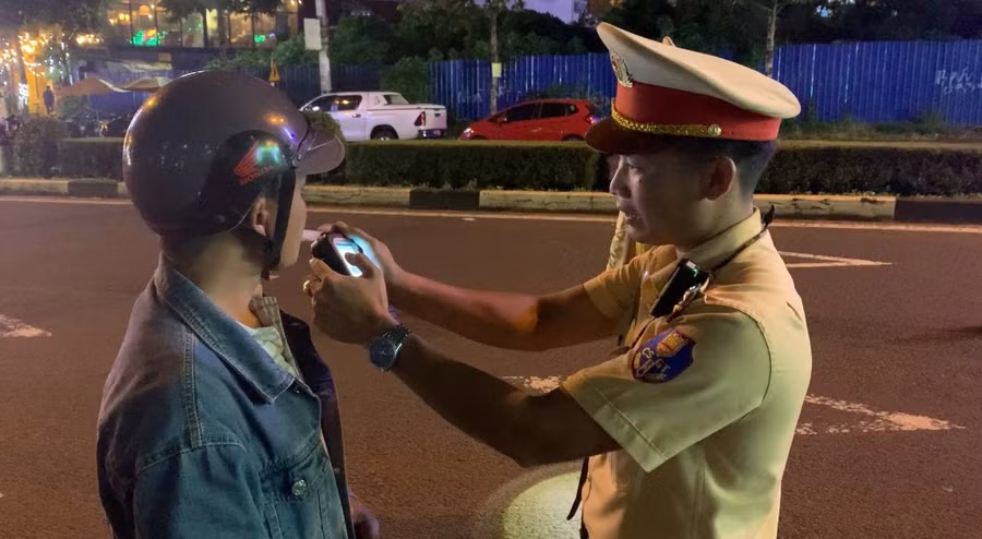 Công an TP.Pleiku kiểm tra nồng độ cồn đối với người điều khiển phương tiện tham gia giao thông. Ảnh: Lê Anh