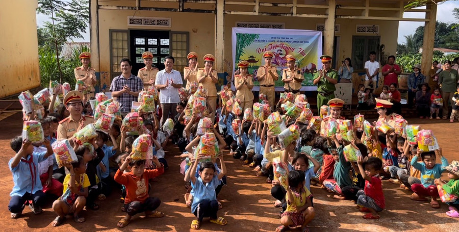 Phòng Cảnh sát giao thông Công an tỉnh tặng quà cho các em học sinh nhân dịp trung thu. Ảnh: Hạ Vy Phòng Cảnh sát giao thông Công an tỉnh tặng quà cho các em học sinh nhân dịp trung thu. Ảnh: Hạ Vy
