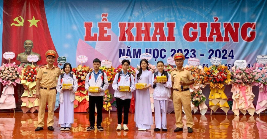 Phòng Cảnh sát Giao thông Công an tỉnh tặng quà cho học sinh trường THPT Trường Chinh, huyện Chư Sê. Ảnh: Hạ Vy