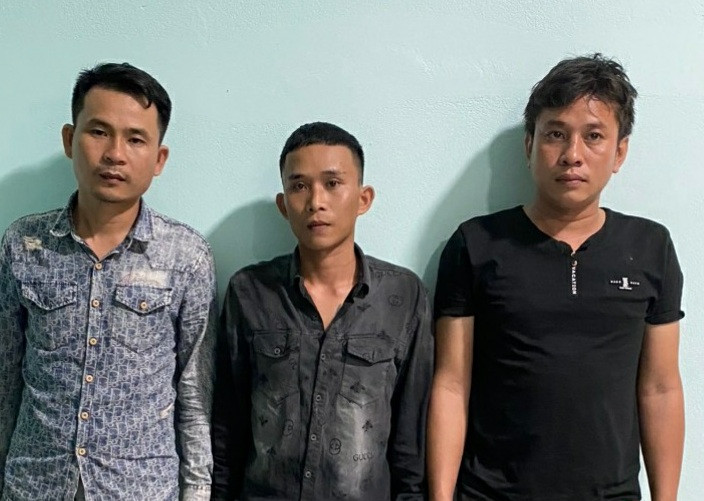 Các đối tượng Hạnh (bìa trái), Tốp và Tâm tại Cơ quan Cảnh sát điều tra Công an thị xã An Khê. Ảnh: Hạ Vy