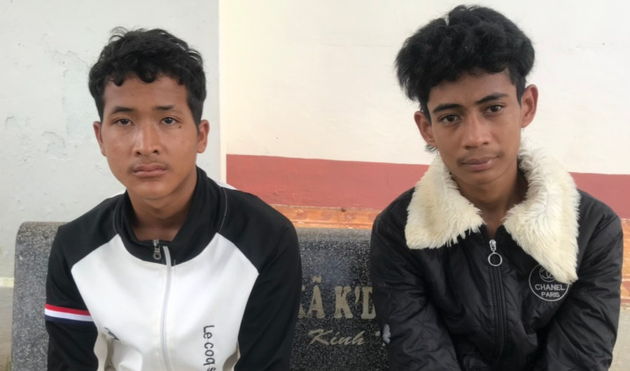 Đối tượng Nưng (bìa trái) và Nguy bị bắt giữ về hành vi trộm cắp tài sản. Ảnh: Hạ Vy Đối tượng Nưng (bìa trái) và Nguy bị bắt giữ về hành vi trộm cắp tài sản. Ảnh: Hạ Vy