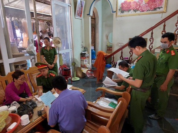 Đối tượng Phạm Hoài Nhân (bìa trái, áo tím) đang làm việc với cơ quan chức năng huyện Ia Pa. Ảnh: Hoàng Vũ