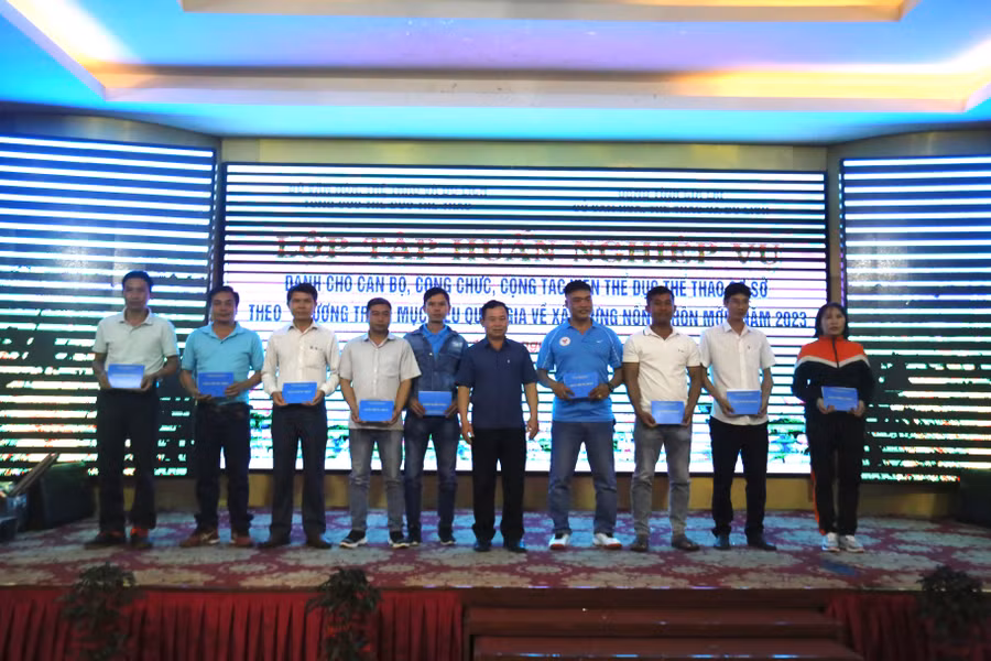 Gần 190 học viên đã được trao giấy chứng nhận hoàn thành lớp tập huấn. Ảnh: Văn Ngọc