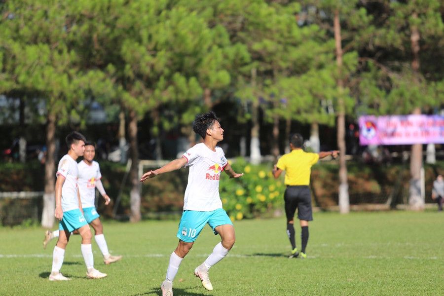 Nay Di Đan (số 10) đã được triệu tập lên Đội tuyển U17 Việt Nam. Ảnh: Văn Ngọc Nay Di Đan (số 10) đã được triệu tập lên Đội tuyển U17 Việt Nam. Ảnh: Văn Ngọc