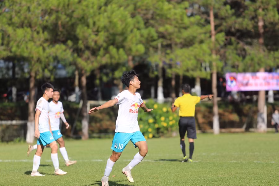 Nay Di Đan (số 10) đã được triệu tập lên Đội tuyển U17 Việt Nam. Ảnh: Văn Ngọc