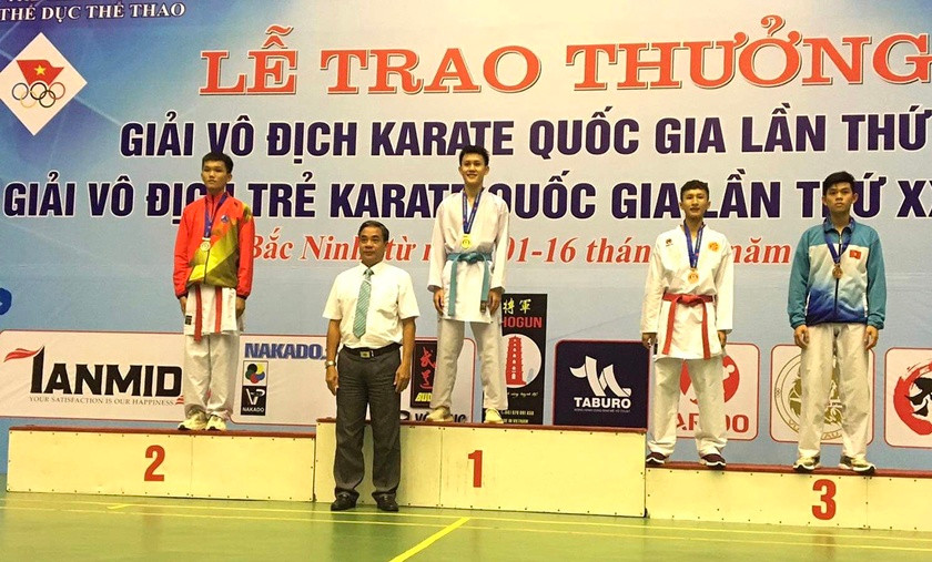 Võ sĩ Ngô Thế Vinh (bục huy chương vàng) có cơ hội thi đấu tại Giải Vô địch Karate Đông Nam Á. Ảnh: Công Tuấn Võ sĩ Ngô Thế Vinh (bục huy chương vàng) có cơ hội thi đấu tại Giải Vô địch Karate Đông Nam Á. Ảnh: Công Tuấn