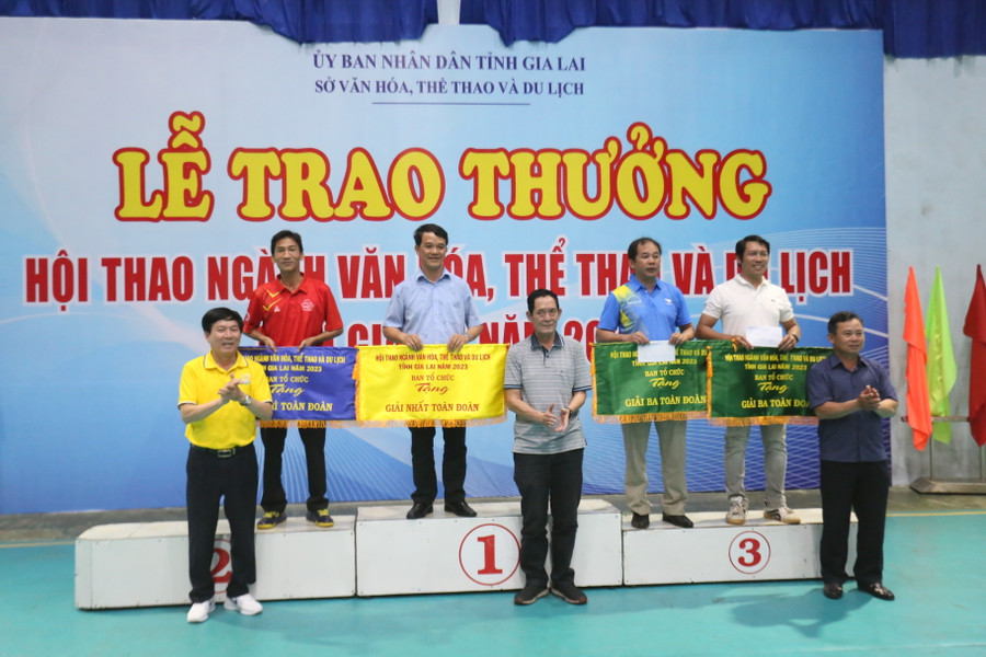 Ban tổ chức trao giải toàn đoàn cho các đơn vị đạt thứ hạng cao nhất. Ảnh: Văn Ngọc Ban tổ chức trao giải toàn đoàn cho các đơn vị đạt thứ hạng cao nhất. Ảnh: Văn Ngọc