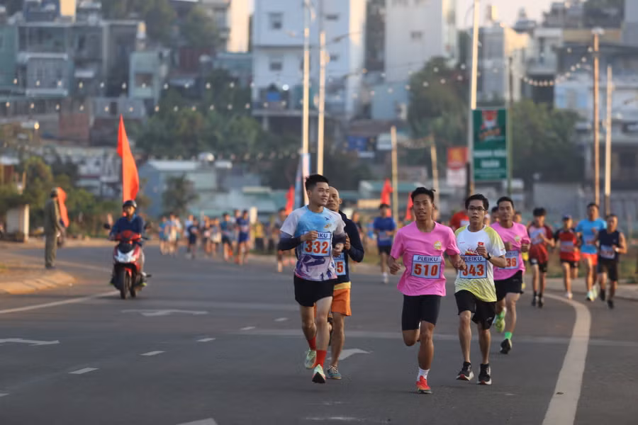Các VĐV sải bước trên đường chạy khá đẹp của bờ kè suối Hội Phú. Ảnh: Hà Phương