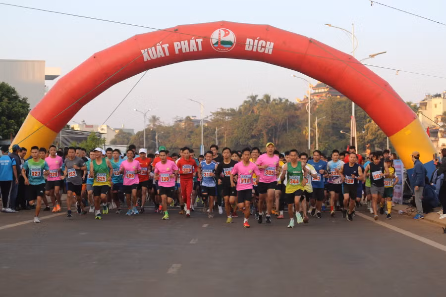 Cự ly 10 km nam chính được thi đấu sớm nhất vào lúc 6 giờ. Ảnh: Hà Phương