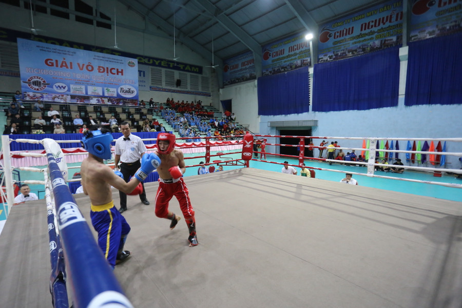 Các trận đấu đối kháng diễn ra hấp dẫn ngay sau lễ khai mạc. Ảnh: Văn Ngọc