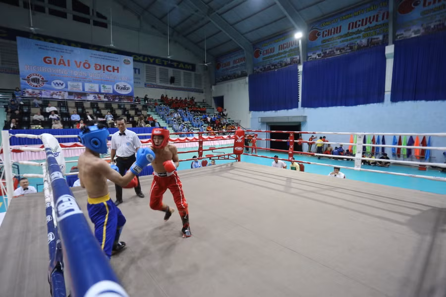 Các trận đấu đối kháng diễn ra hấp dẫn ngay sau lễ khai mạc. Ảnh: Văn Ngọc Các trận đấu đối kháng diễn ra hấp dẫn ngay sau lễ khai mạc. Ảnh: Văn Ngọc