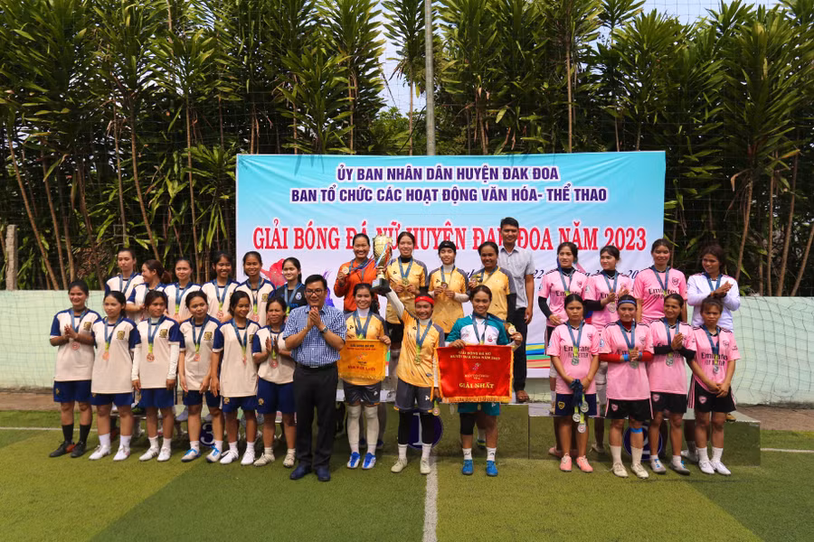 Ban tổ chức trao giải cho các đội đạt thứ hạng cao. Ảnh: Văn Ngọc