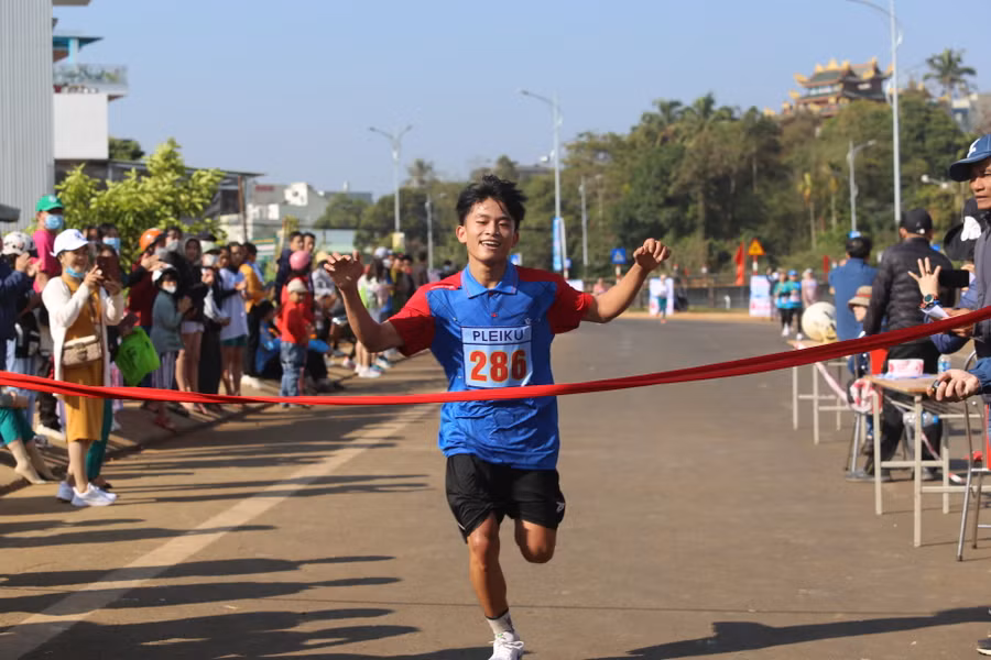 VĐV Phan Văn Trường Phúc mang về tấm huy chương vàng cự ly 5 km nam trẻ cho Trường THCS Huỳnh Thúc Kháng. Ảnh: Hà Phương