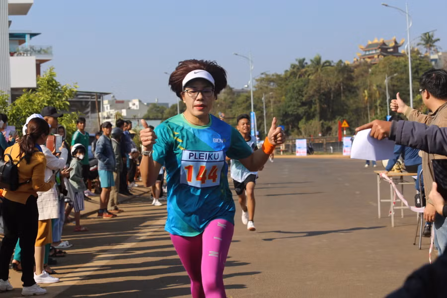 VĐV Nguyễn Thị Kim Yến giành giải nhất ở cự ly 5 km nữ chính. Ảnh: Hà Phương