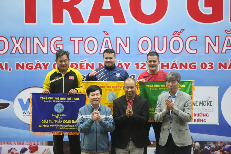 Ban tổ chức trao giải toàn đoàn nam cho các đơn vị đạt thứ hạng cao nhất. Ảnh: Văn Ngọc