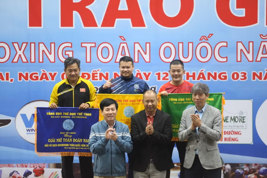 Ban tổ chức trao giải toàn đoàn nam cho các đơn vị đạt thứ hạng cao nhất. Ảnh: Văn Ngọc